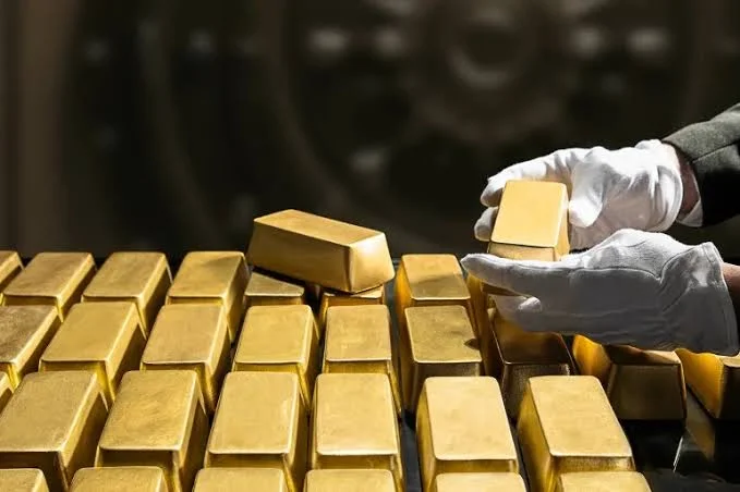 الذهب يصعد مع تراجع الدولار وترقب مؤشرات على مسار الفائدة الأميركية