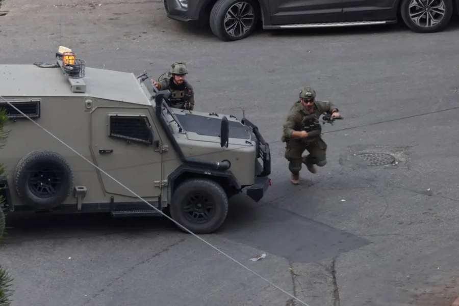 إصابة 6 جنود إسرائيليين بإطلاق للنار ومقتل المنفذين بمددينة الخليل