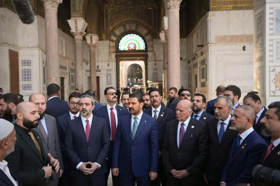 الزيدي يصلي في الجامع الأموي ومرقد السيدة زينب ويتبرع لهما بـ10 مليون دولار